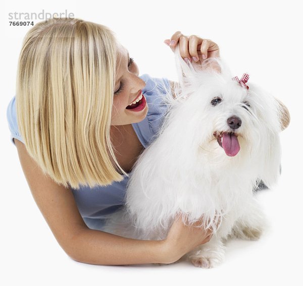 Studioaufnahme  Portrait  Frau  Hund  streicheln  jung