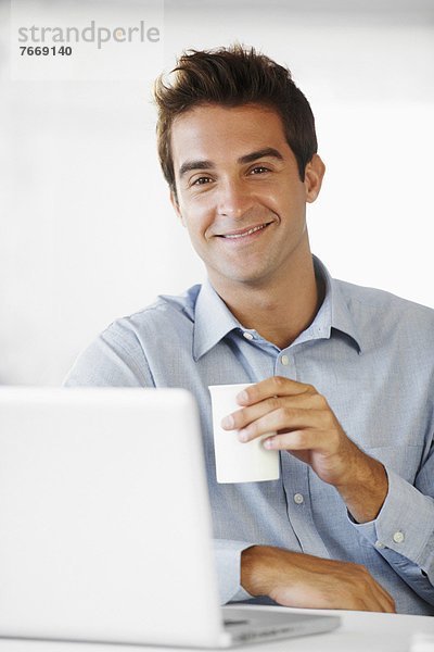 Portrait  Mann  Tasse  halten  Mittelpunkt  Kaffee  Erwachsener