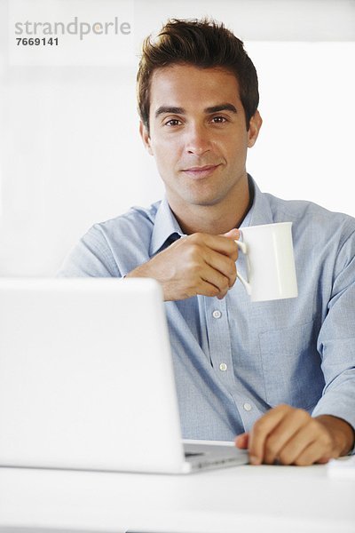 Portrait  Mann  Tasse  halten  Mittelpunkt  Kaffee  Erwachsener