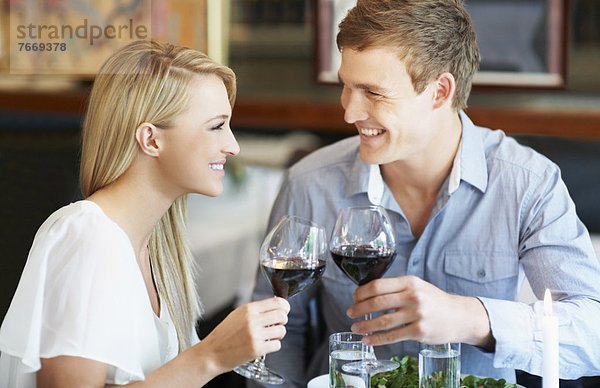 Paar stößt an mit Wein