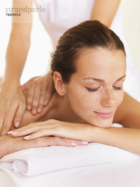 Frau  Entspannung  Massage  bekommen