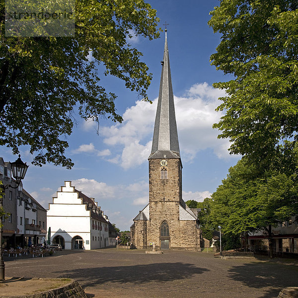 Das Alte Rathaus mit der Sankt Viktor Kirche auf dem Marktplatz  Schwerte  Ruhrgebiet  Nordrhein-Westfalen  Deutschland  Europa  ÖffentlicherGrund