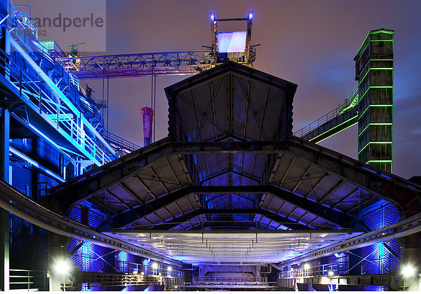 Ansicht des illuminierten ehemaligen Stahlwerks im Landschaftspark Duisburg Nord  Nordrhein-Westfalen  Deutschland  Europa  ÖffentlicherGrund