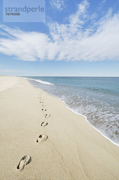 Fußabdrücke auf sandigen Strand
