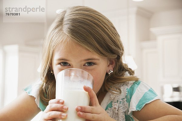 trinken  5-9 Jahre  5 bis 9 Jahre  Mädchen  Milch