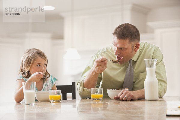 Menschlicher Vater  Tochter  5-9 Jahre  5 bis 9 Jahre  essen  essend  isst  Frühstück