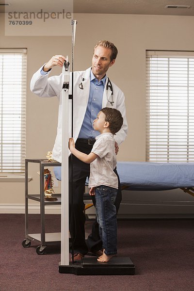 Waage - Messgerät  Junge - Person  Büro  2-3 Jahre  2 bis 3 Jahre  Arzt