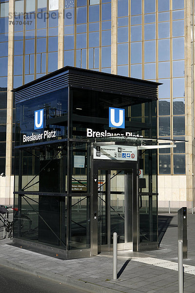Aufzug an der U-Bahn-Station Breslauer Platz  Köln  Nordrhein-Westfalen  Deutschland  Europa