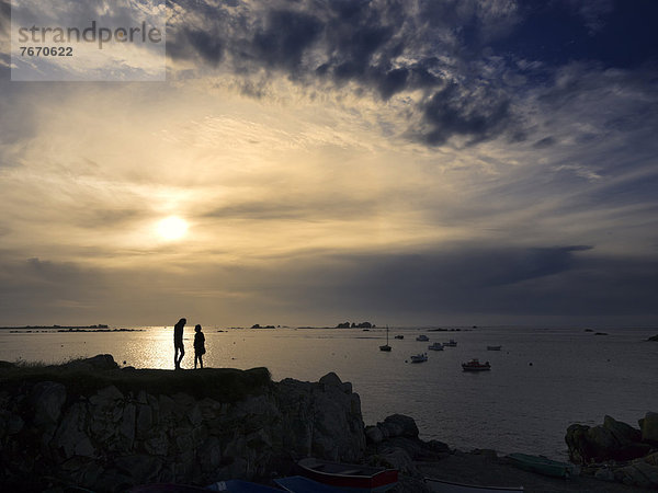 Junges Paar als Silhouette am Atlantikstrand bei Plouguerneau  Bretagne  Finistere  Frankreich  Europa  ÖffentlicherGrund