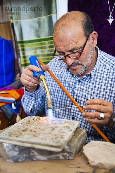 Nordafrika  Portrait  arbeiten  Schmuck  UNESCO-Welterbe  Afrika  Marokko