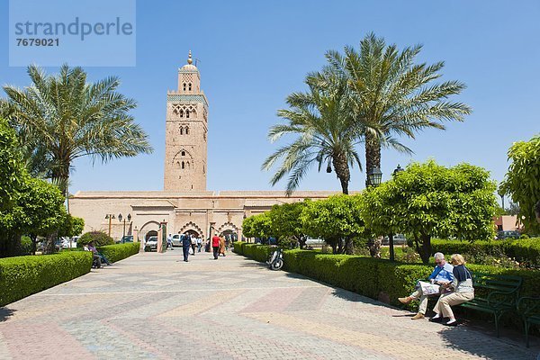 Nordafrika  sitzend  Tourist  Garten  Koutoubia-Moschee  Afrika  Marokko  Moschee