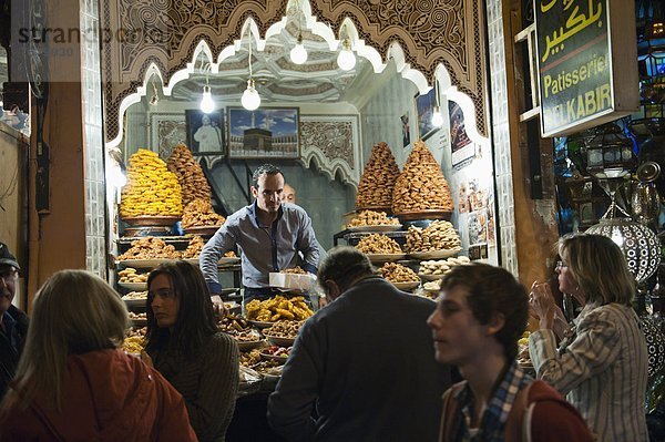 Nordafrika niedlich süß lieb Nacht Tourist verkaufen Kuchen Laden Torwart Afrika Marokko