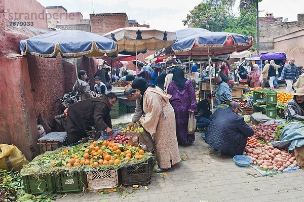 Nordafrika  Mensch  Frische  Menschen  Frucht  kaufen  verkaufen  Marrakesch  Afrika  Markt  marokkanisch  Marokko  alt