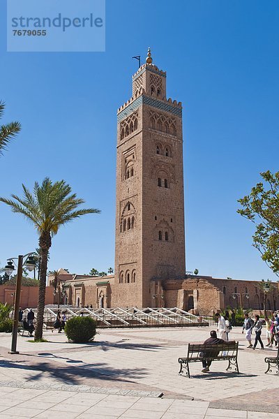 Nordafrika  sitzend  Mann  frontal  Sitzbank  Bank  Marrakesch  Koutoubia-Moschee  Afrika  marokkanisch  Marokko  Moschee