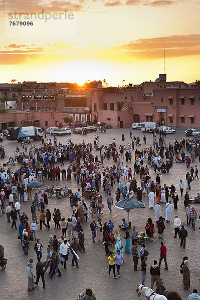 Nordafrika  Mensch  Menschen  Sonnenuntergang  über  Ansicht  Marrakesch  Afrika  Marokko  Platz