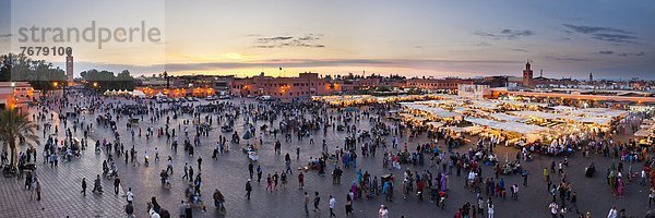 Nordafrika  Mensch  Menschen  Sonnenuntergang  Marrakesch  Koutoubia-Moschee  Afrika  Marokko  Moschee