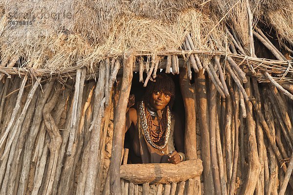 Frau Produktion Halskette Kette Schwangerschaft aussteigen Afrika