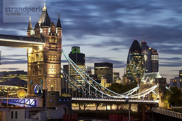 Tower Bridge und die City of London in der Nacht  London  England  Großbritannien  Europa