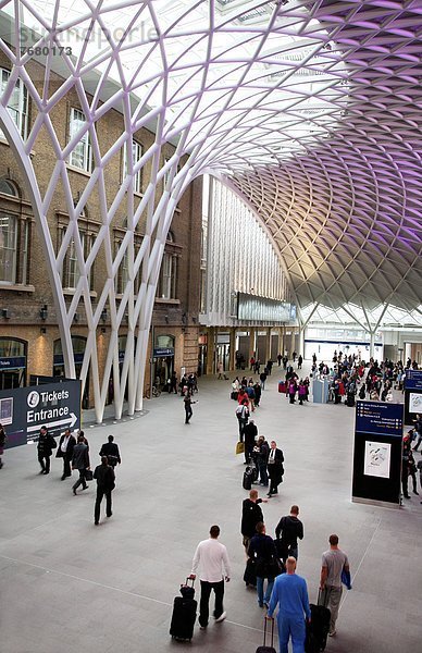 überqueren  Europa  Großbritannien  Geländer  London  Hauptstadt  Unterführung  König - Monarchie  Kreuz  England  Haltestelle  Haltepunkt  Station