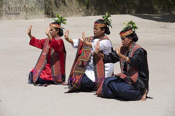 Frau  Mann  Hoffnung  Tradition  tanzen  Südostasien  Sinnlichkeit  Asien  Indonesien  Sumatra