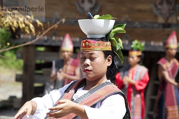 Frau Versprechen tanzen zeigen jung balzen Südostasien Asien Indonesien Sumatra