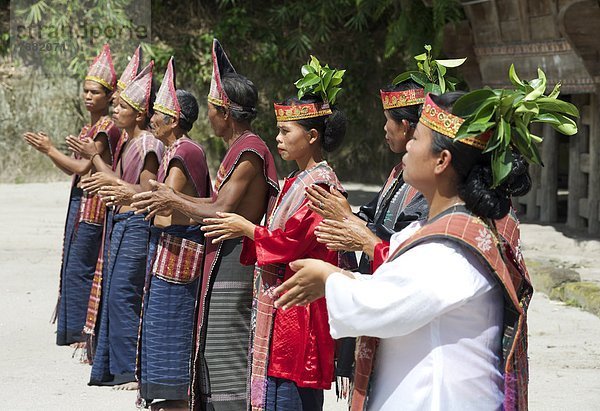 Tradition  tanzen  zeigen  Südostasien  Asien  Kleid  Indonesien  Sumatra