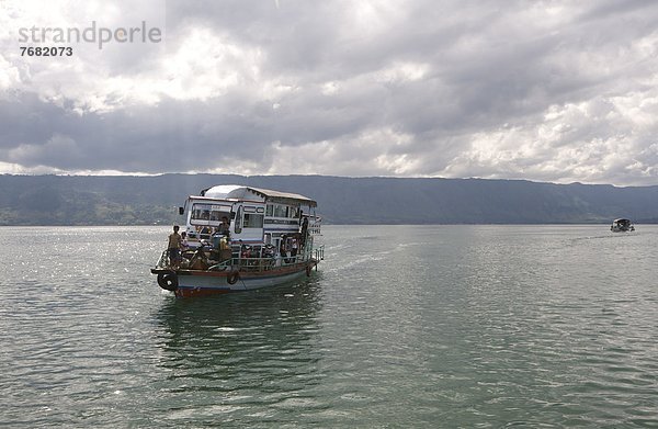 Wolke  geselliges Beisammensein  ankommen  See  Boot  Fähre  unterhalb  Südostasien  Asien  Indonesien  Sumatra