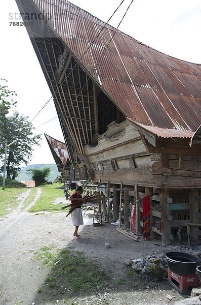 Frau tragen Tradition Wohnhaus unterhalb Südostasien Asien Indonesien Sumatra Faden