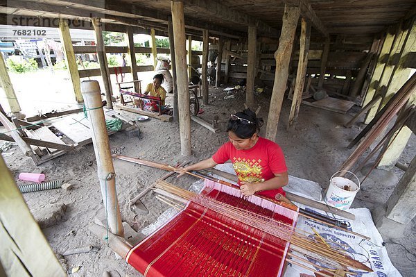 Frau Tradition Wohnhaus Sarong Design unterhalb weben Südostasien Asien Indonesien Sumatra