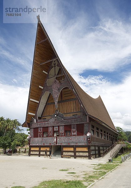 Lifestyle Schönheit Tradition Kirche schnitzen streichen streicht streichend anstreichen anstreichend groß großes großer große großen Südostasien Asien katholisch Indonesien Sumatra