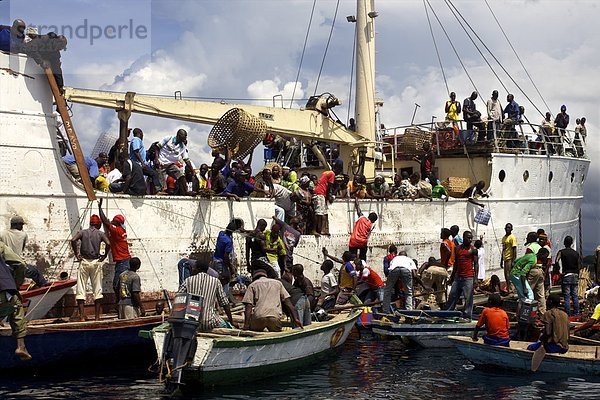 Ostafrika  einsteigen  Mensch  Menschen  über  Ende  See  Dorf  Eigentum  Tansania  Seitenansicht  Afrika  einstellen