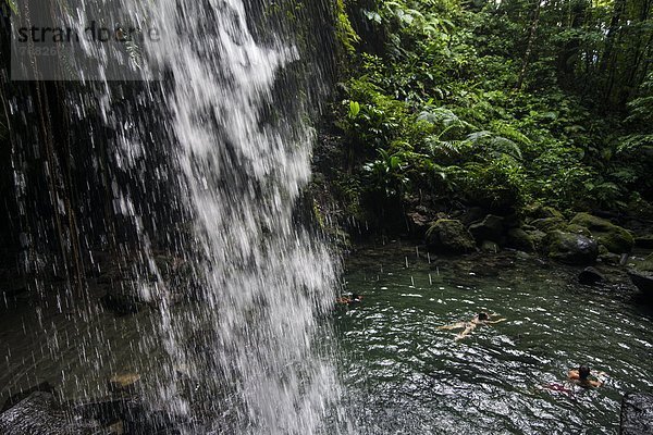 planschen  Wasserfall  Karibik  Westindische Inseln  Mittelamerika  Dominica  Smaragd