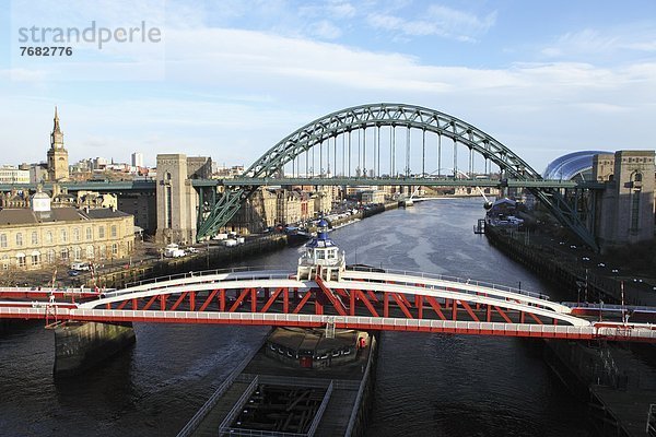 River Tyne  überspannt von der Swing Bridge  Tyne Bridge und Millennium Bridge  Newcastle und Gateshead  Tyne und Wear  England  Großbritannien  Europa