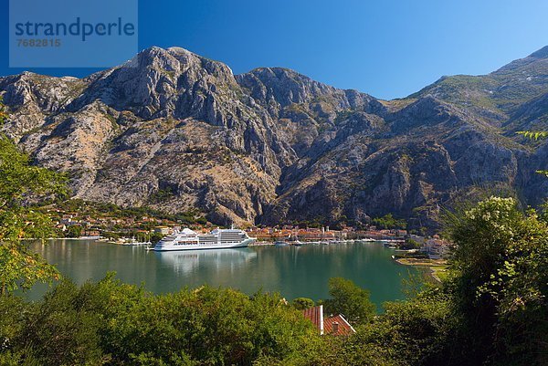 Europa  Stadt  Schiff  Kreuzfahrtschiff  UNESCO-Welterbe  Bucht von Kotor  Kotor  Montenegro  alt