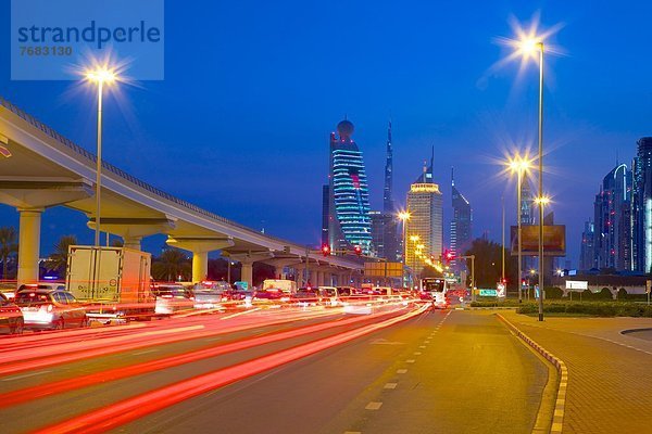 Skyline  Skylines  Vereinigte Arabische Emirate  VAE  Auto  Sonnenuntergang  folgen  Großstadt  Beleuchtung  Licht  Naher Osten  Dubai