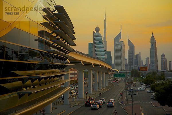 Skyline  Skylines  Vereinigte Arabische Emirate  VAE  Sonnenuntergang  Großstadt  Metro  Naher Osten  Dubai  Haltestelle  Haltepunkt  Station