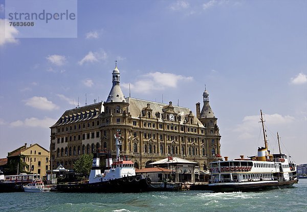 Truthuhn  Europa  Boot  frontal  Zug  Eurasien  Istanbul  Haltestelle  Haltepunkt  Station  Türkei