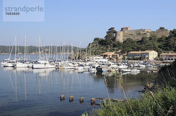 Segeln  Hafen  Motorjacht  Frankreich  Europa  Palast  Schloß  Schlösser  Boot  vertäut  frontal  Insel  Festung  Provence - Alpes-Cote d Azur  Cote d Azur  Var