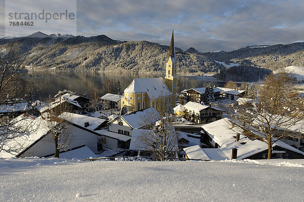 Schliersee im Winter mit der Pfarrkirche St. Sixtus  Oberbayern  Bayern  Deutschland  Europa