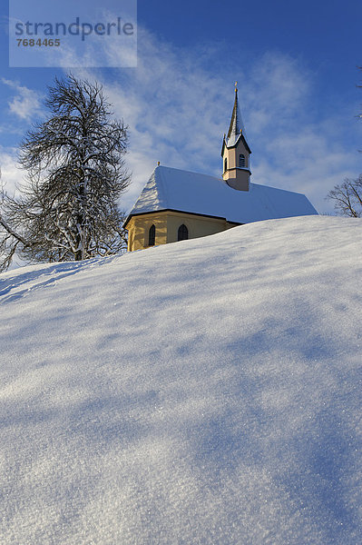 Schliersee im Winter mit der Weinbergskirche St. Georg  Oberbayern  Bayern  Deutschland  Europa