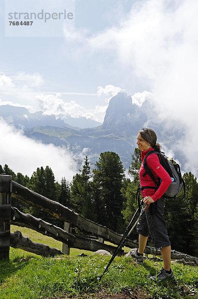 Wanderin  Bergsteigerin  am Raschötz mit dem Langkofel bei St. Ulrich  Grödnertal  Südtirol  Alto Adige  Italien  Europa