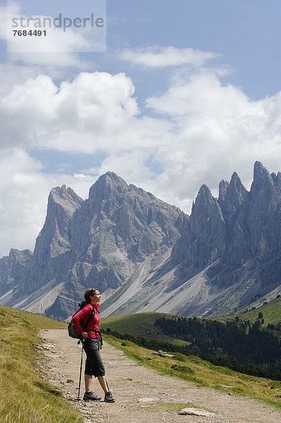Wanderin  Bergsteigerin  auf dem Raschötz vor den Geislerspitzen  Grödnertal  Südtirol  Alto Adige  Italien  Europa