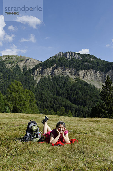 Wanderer  Bergsteiger  Raschötz mit dem Col de Raiser bei St. Ulrich  Grödnertal  Südtirol  Alto Adige  Italien  Europa