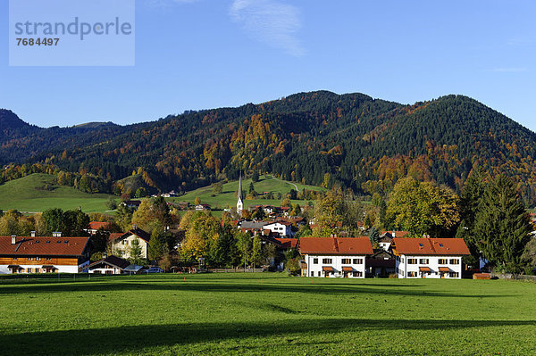 Europa Berg Stadt Herbst Ansicht Schliersee Bayern Deutschland Oberbayern