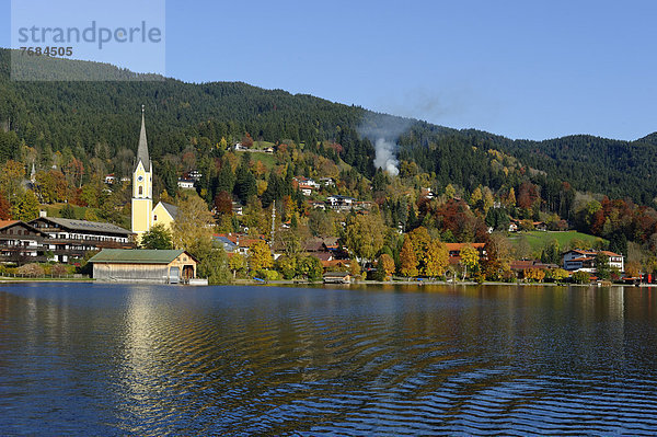 Schliersee im Herbst mit der Pfarrkirche St. Sixtus  Oberbayern  Bayern  Deutschland  Europa