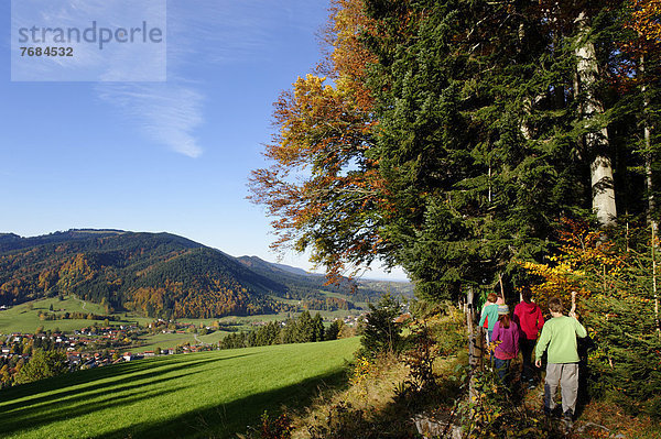 Wanderer auf dem Weg zur Schliersbergalm  Schliersee  Oberbayern  Bayern  Deutschland  Europa