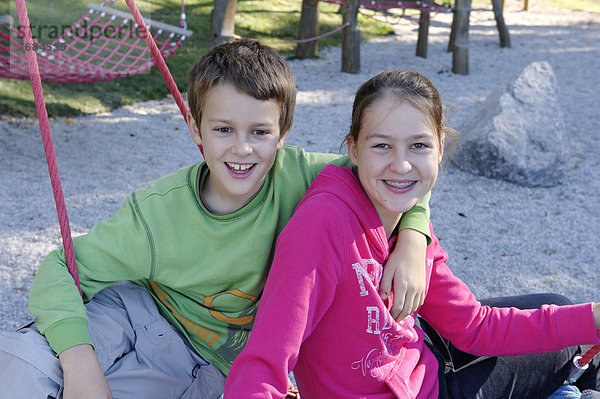 Junge und Mädchen auf der Schliersbergalm  Schliersee  Oberbayern  Bayern  Deutschland  Europa