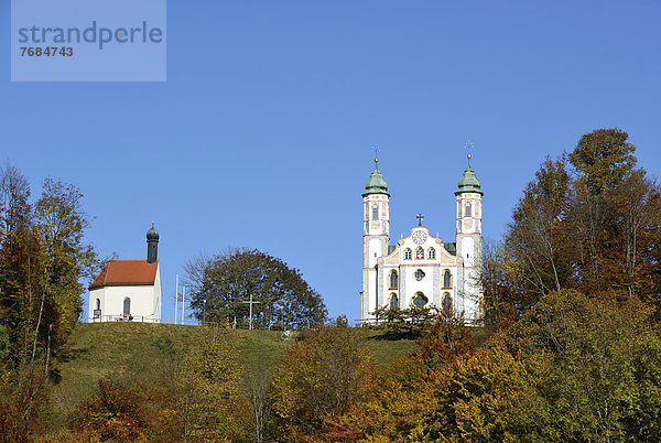 Leonhardskapelle und Kirche Heilig Kreuz  Kalvarienberg  Bad Tölz  Oberbayern  Bayern  Deutschland  Europa  ÖffentlicherGrund