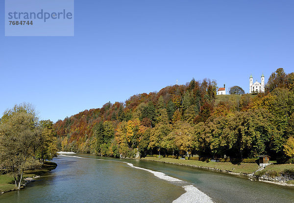 Isar bei Bad Tölz mit Leonhardskapelle und Kirche Heilig Kreuz  Kalvarienberg  Bad Tölz  Oberbayern  Bayern  Deutschland  Europa  ÖffentlicherGrund