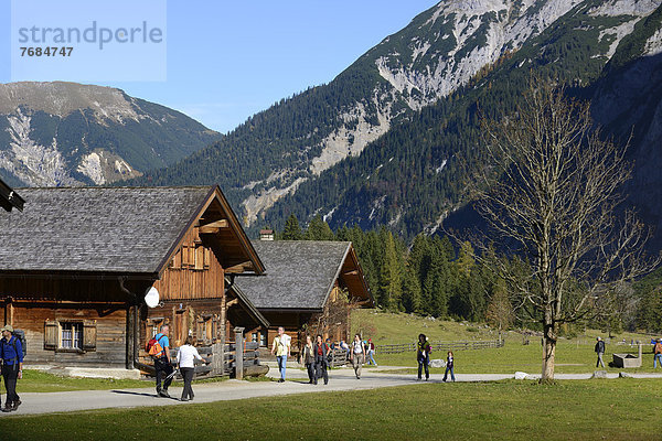 Wanderer in der Eng  Almhütten  Eng-Alm  Großer Ahornboden  Karwendel-Gebirge  Rißtal  Tirol  Österreich  Europa  ÖffentlicherGrund